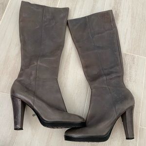 Beautiful gray leather Calvin Klein heeled boots